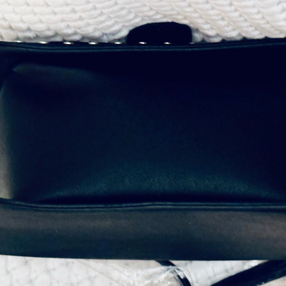 New Dream Crossbody small black with silver divots flap with snap closure - Picture 4 of 5